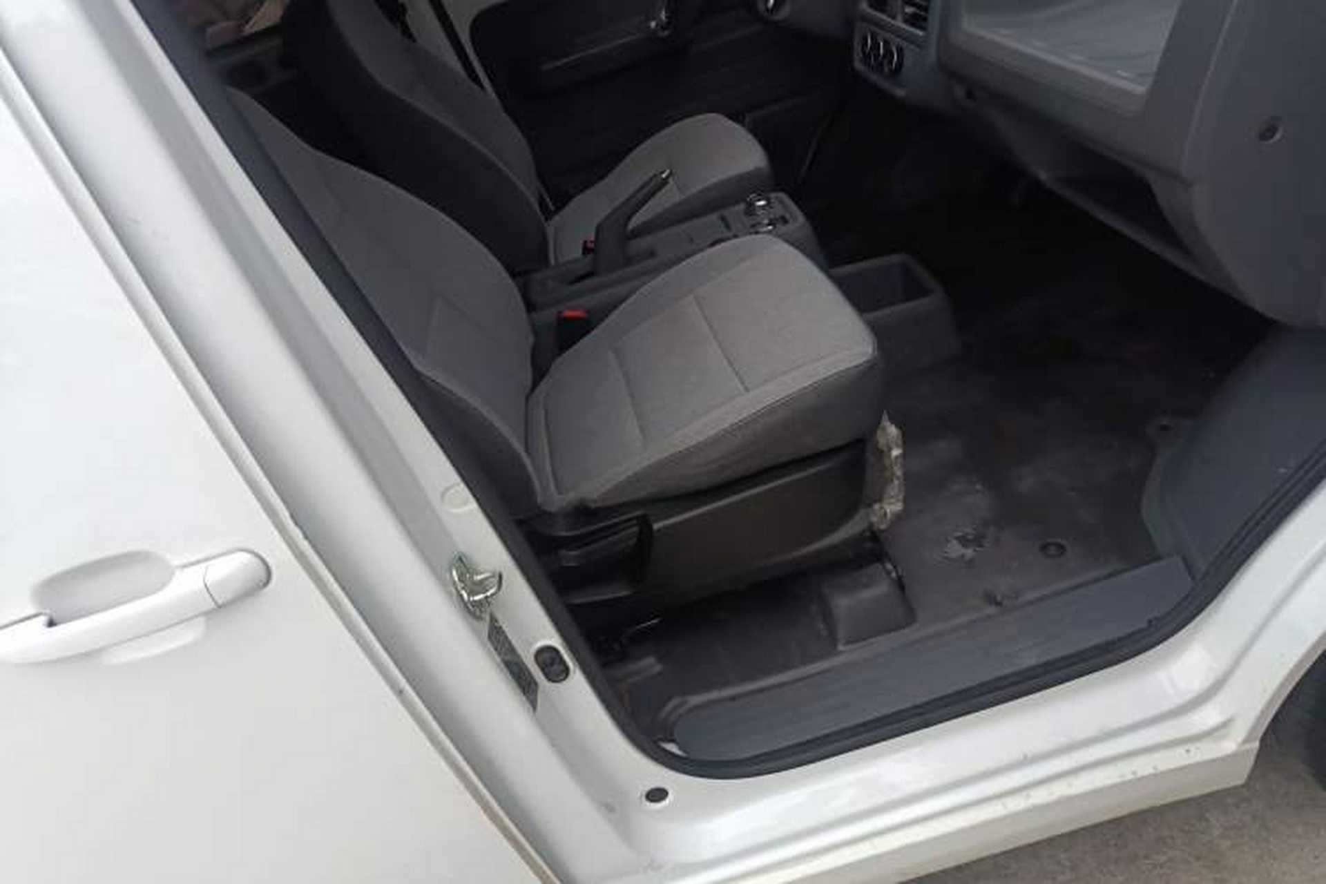 Used Wuling Yangguang 2024 300km Comfort-Grade Passenger Van 60kW Right Front Seat