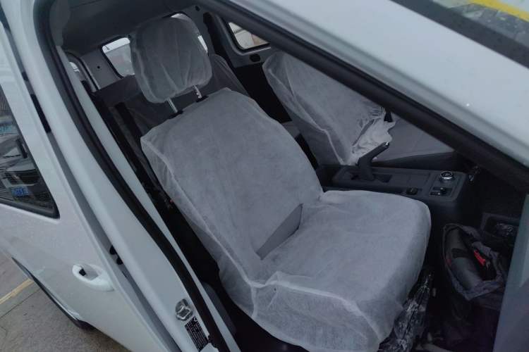 Used Wuling Yangguang 2024 300KM Comfort Version Passenger Van 75kW Right Front Seat