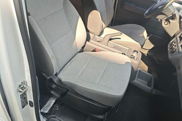 Used Wuling Yangguang 2024 300KM Comfort Version Passenger Van 75kW Right Front Seat
