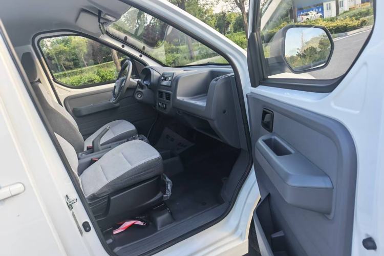 Used Wuling Yangguang 2024 300km Comfort-Grade Passenger Van 60kW Right Front Seat