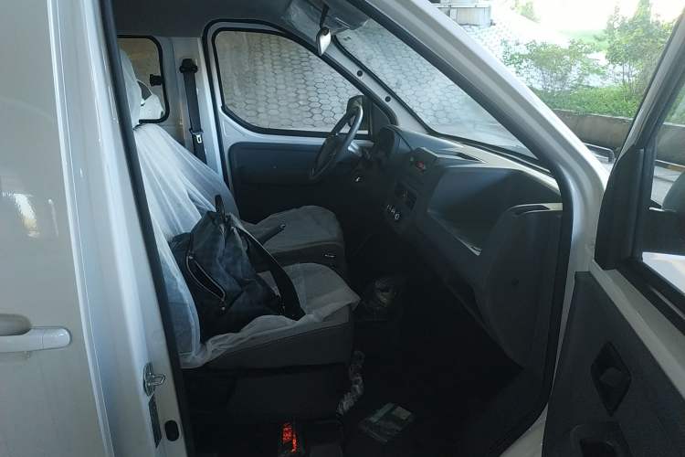 Used Wuling Yangguang 2024 300KM Comfort Version Passenger Van 75kW Right Front Seat