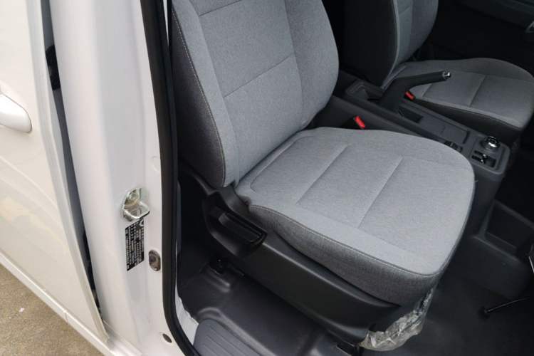 Used Wuling Yangguang 2024 300KM Comfort Version Passenger Van 75kW Right Front Seat