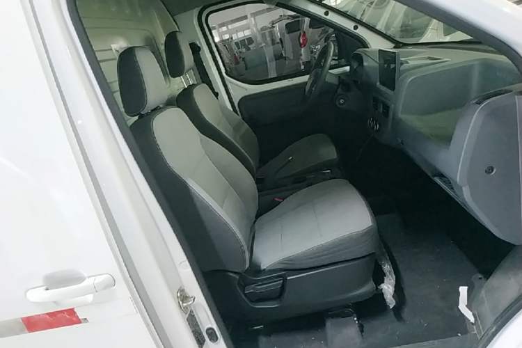 Used Wuling Yangguang 2024 230km Practical Enclosed-Window Version 60kW Right Front Seat