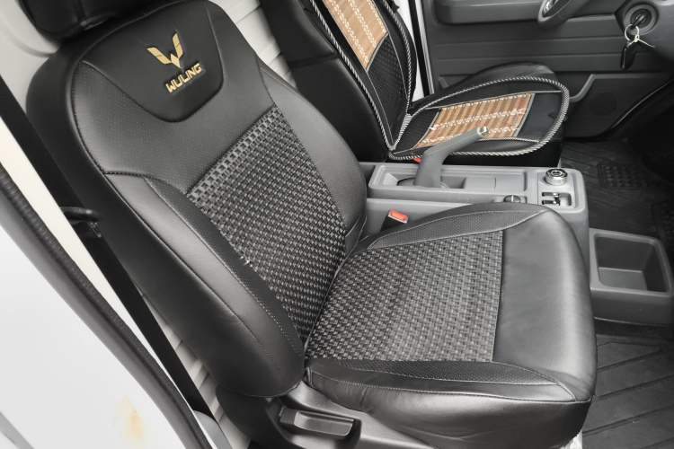 Used Wuling Yangguang 2024 300km Comfort Version with Sealed Windows 60kW Right Front Seat