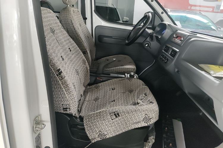 Used Wuling Yangguang 2024 300KM Comfort Version Passenger Van 75kW Right Front Seat