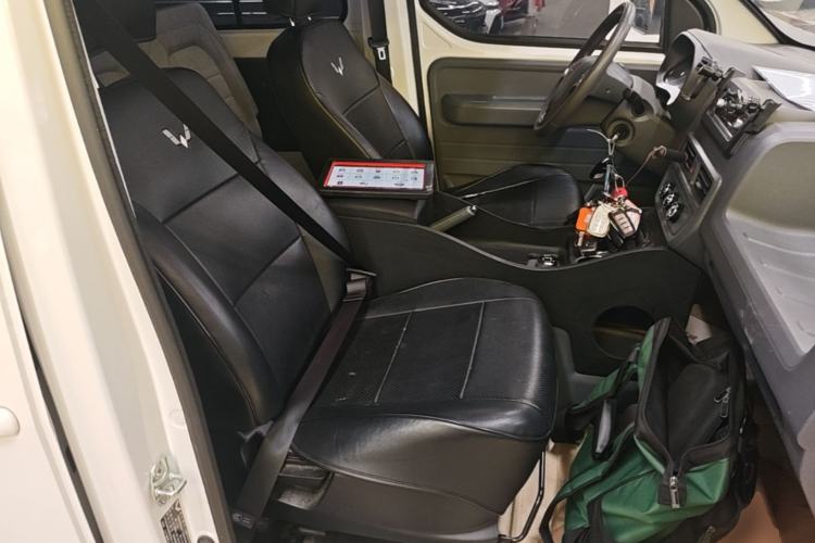 Used Wuling Yangguang 2024 300km Comfort-Grade Passenger Van 60kW Right Front Seat
