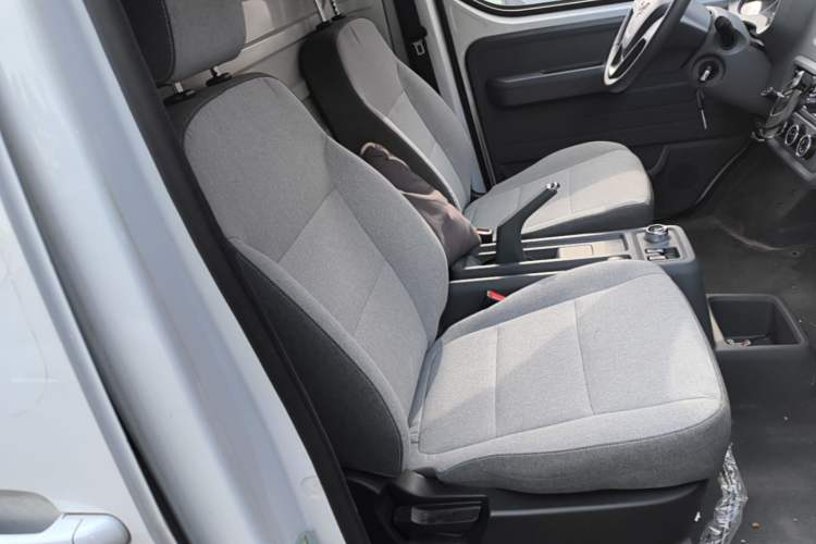 Used Wuling Yangguang 2024 300km Range Practical Window-Sealed Version 60kW Right Front Seat