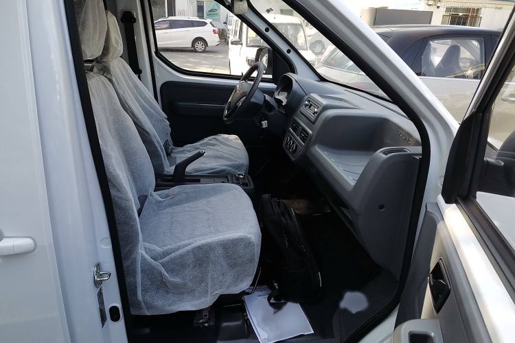 Used Wuling Yangguang 2024 300KM Comfort Version Passenger Van 75kW Right Front Seat
