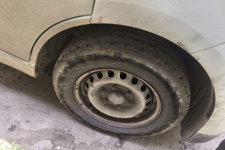 Used Wuling Yangguang 2024 300KM Comfort Version Passenger Van 75kW Right Front Wheel Hub