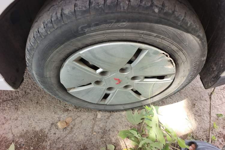 Used Wuling Yangguang 2024 300km Comfort Version with Sealed Windows 60kW Right Front Wheel Hub