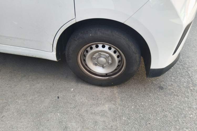 Used Wuling Yangguang 2024 300KM Comfort Version Passenger Van 75kW Right Front Wheel Hub