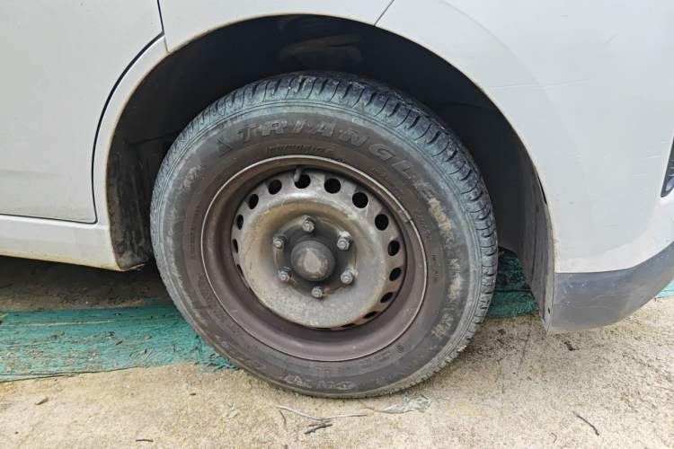 Used Wuling Yangguang 2024 300KM Comfort Version Passenger Van 75kW Right Front Wheel Hub