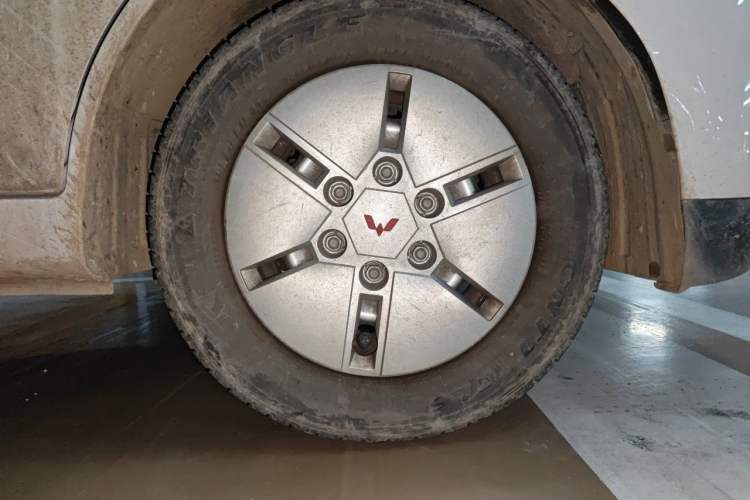 Used Wuling Yangguang 2024 300km Comfort Version with Sealed Windows 60kW Right Front Wheel Hub