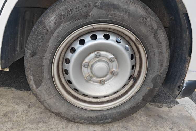 Used Wuling Yangguang 2024 300km Comfort-Grade Passenger Van 60kW Right Front Wheel Hub