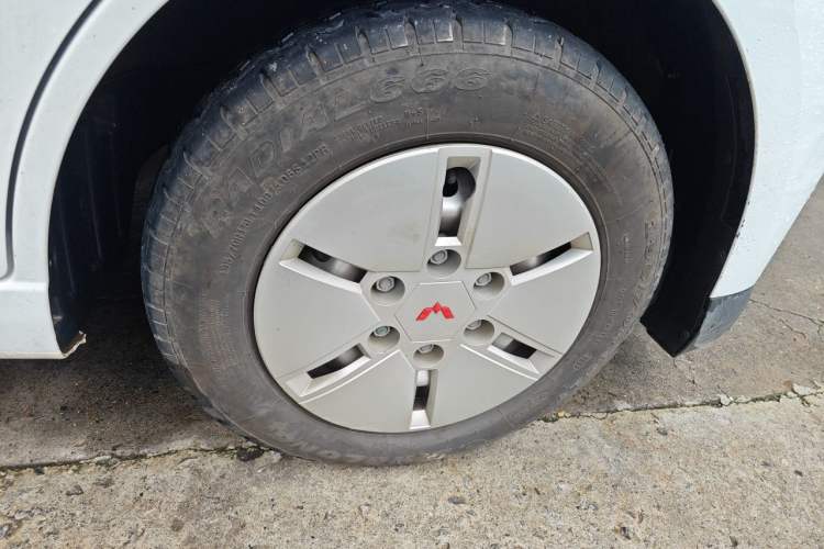 Used Wuling Yangguang 2024 300km Comfort Version with Sealed Windows 60kW Right Front Wheel Hub
