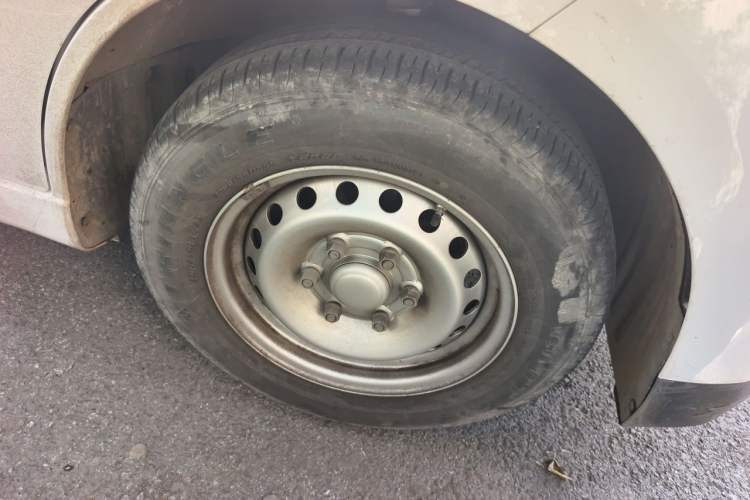 Used Wuling Yangguang 2024 300km Range Practical Window-Sealed Version 60kW Right Front Wheel Hub