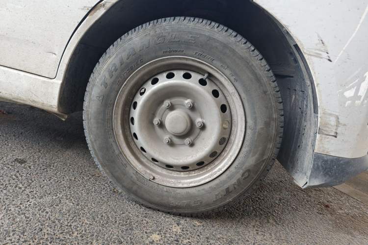 Used Wuling Yangguang 2024 300KM Comfort Version Passenger Van 75kW Right Front Wheel Hub