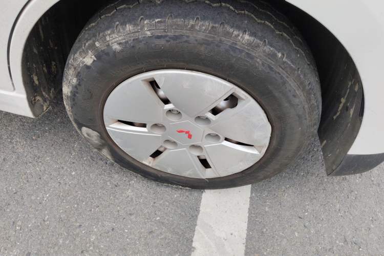 Used Wuling Yangguang 2024 300km Comfort Version with Sealed Windows 60kW Right Front Wheel Hub