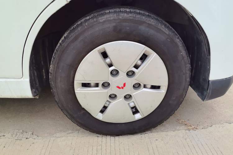Used Wuling Yangguang 2024 300km Comfort Version with Sealed Windows 60kW Right Front Wheel Hub