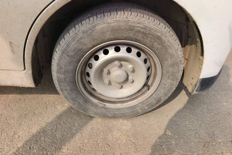 Used Wuling Yangguang 2024 300KM Comfort Version Passenger Van 75kW Right Front Wheel Hub