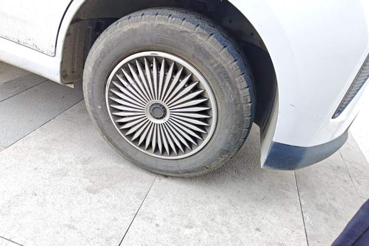Used Wuling Yangguang 2024 300KM Comfort Version Passenger Van 75kW Right Front Wheel Hub
