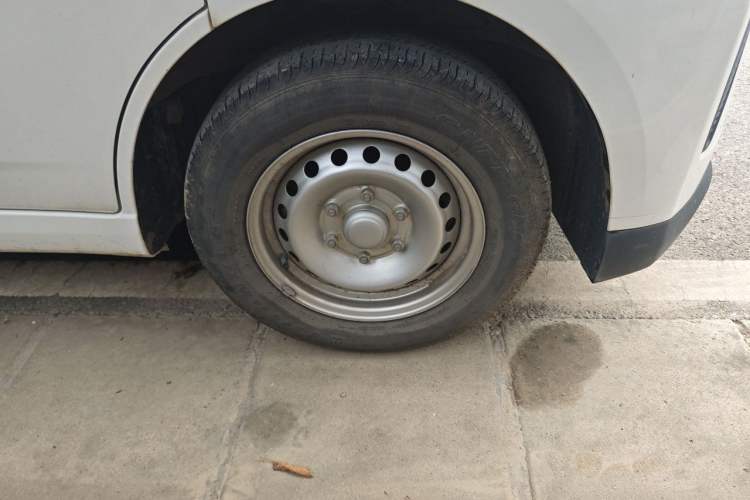 Used Wuling Yangguang 2024 300km Comfort-Grade Passenger Van 60kW Right Front Wheel Hub