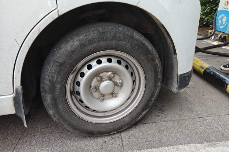 Used Wuling Yangguang 2024 300KM Comfort Version Passenger Van 75kW Right Front Wheel Hub