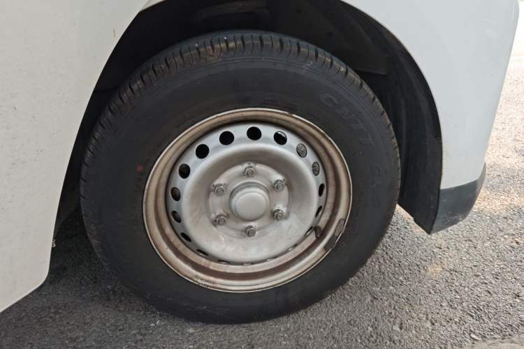Used Wuling Yangguang 2024 300KM Comfort Version Passenger Van 75kW Right Front Wheel Hub