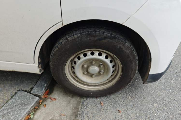 Used Wuling Yangguang 2024 300KM Comfort Version Passenger Van 75kW Right Front Wheel Hub