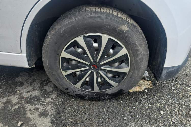 Used Wuling Yangguang 2024 300KM Comfort Version Passenger Van 75kW Right Front Wheel Hub