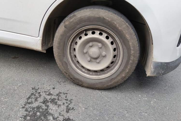 Used Wuling Yangguang 2024 300KM Comfort Version Passenger Van 75kW Right Front Wheel Hub