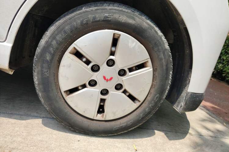 Used Wuling Yangguang 2024 300km Comfort Version with Sealed Windows 60kW Right Front Wheel Hub