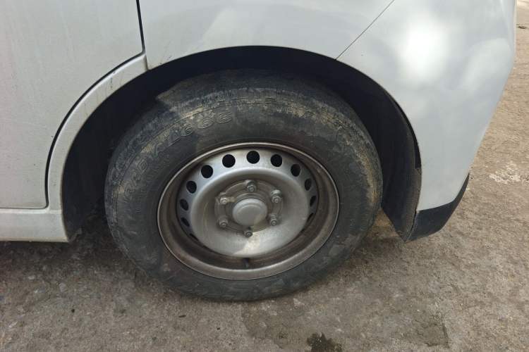 Used Wuling Yangguang 2024 300KM Comfort Version Passenger Van 75kW Right Front Wheel Hub