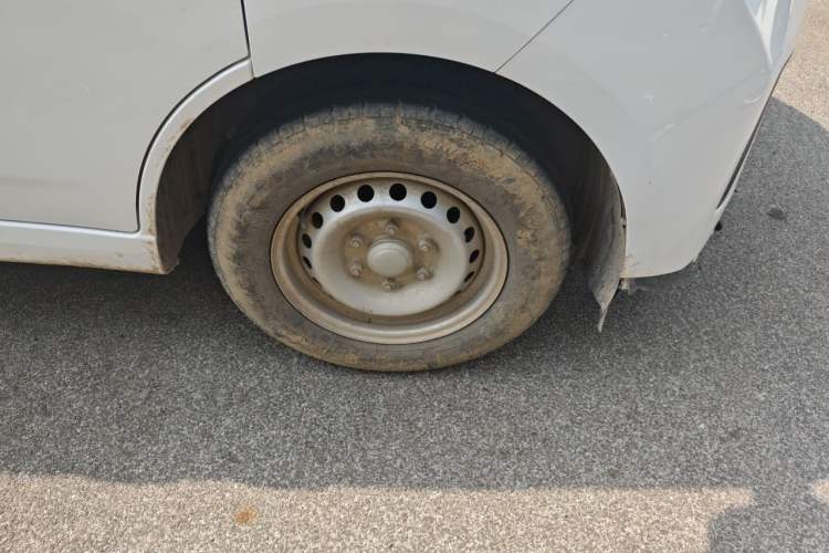 Used Wuling Yangguang 2024 300km Comfort-Grade Passenger Van 60kW Right Front Wheel Hub