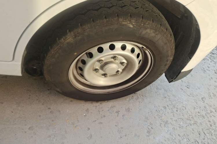Used Wuling Yangguang 2024 300KM Comfort Version Passenger Van 75kW Right Front Wheel Hub
