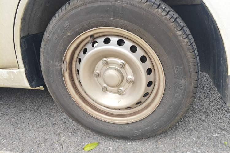 Used Wuling Yangguang 2024 300KM Comfort Version Passenger Van 75kW Right Front Wheel Hub