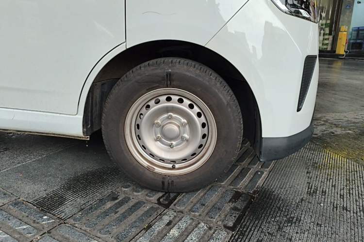 Used Wuling Yangguang 2024 300KM Comfort Version Passenger Van 75kW Right Front Wheel Hub