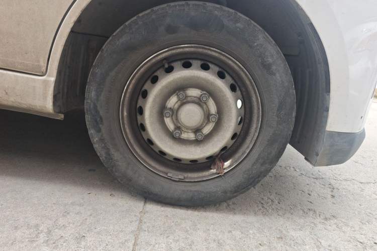 Used Wuling Yangguang 2024 300km Range Practical Window-Sealed Version 60kW Right Front Wheel Hub