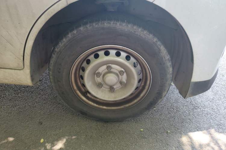 Used Wuling Yangguang 2024 300km Range Practical Window-Sealed Version 60kW Right Front Wheel Hub