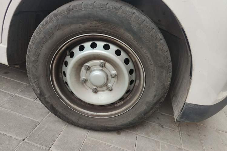Used Wuling Yangguang 2024 300km Comfort-Grade Passenger Van 60kW Right Front Wheel Hub