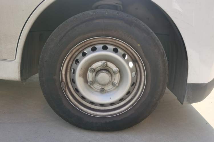 Used Wuling Yangguang 2024 300KM Comfort Version Passenger Van 75kW Right Front Wheel Hub