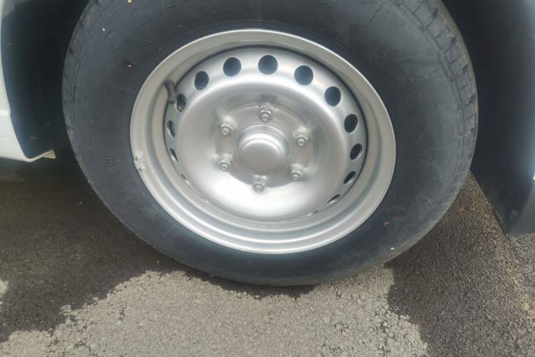 Used Wuling Yangguang 2024 300km Comfort-Grade Passenger Van 60kW Right Front Wheel Hub