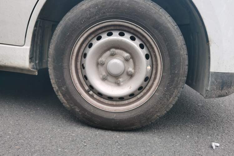 Used Wuling Yangguang 2024 300KM Comfort Version Passenger Van 75kW Right Front Wheel Hub
