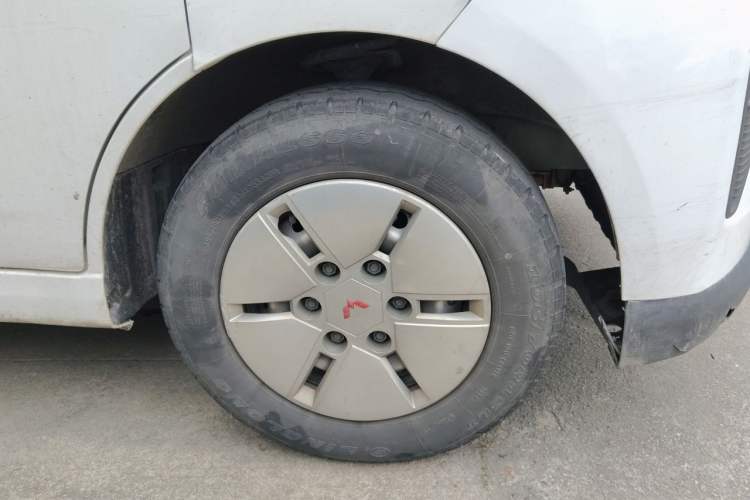 Used Wuling Yangguang 2024 300km Comfort Version with Sealed Windows 60kW Right Front Wheel Hub