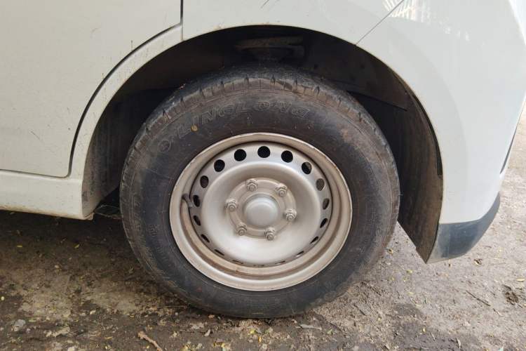 Used Wuling Yangguang 2024 300KM Comfort Version Passenger Van 75kW Right Front Wheel Hub