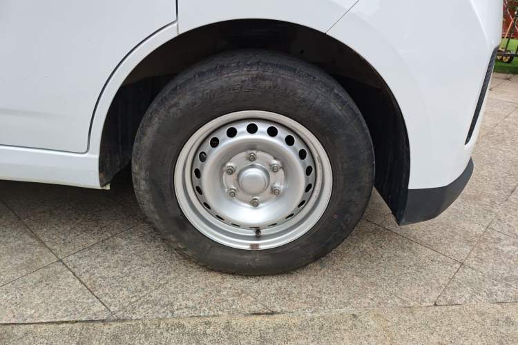 Used Wuling Yangguang 2024 300KM Comfort Version Passenger Van 75kW Right Front Wheel Hub