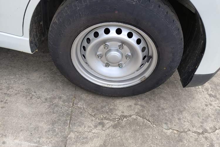 Used Wuling Yangguang 2024 300km Comfort-Grade Passenger Van 60kW Right Front Wheel Hub