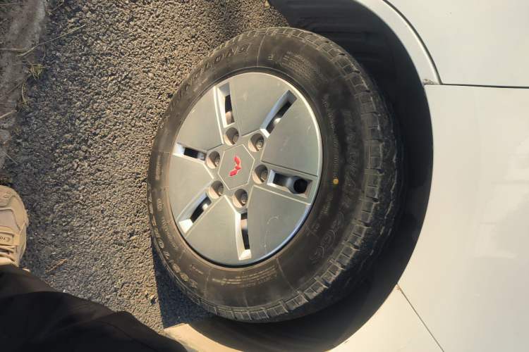 Used Wuling Yangguang 2024 300km Comfort Version with Sealed Windows 60kW Right Front Wheel Hub