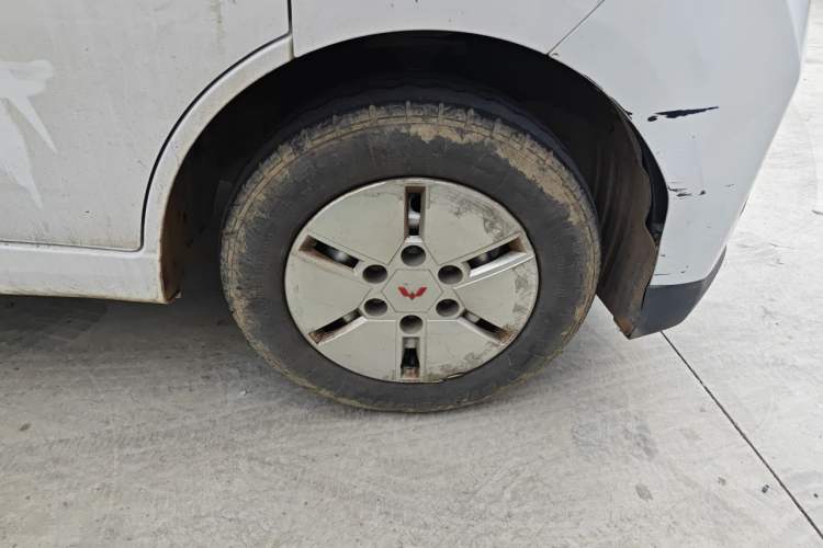 Used Wuling Yangguang 2024 300KM Comfort Version Passenger Van 75kW Right Front Wheel Hub