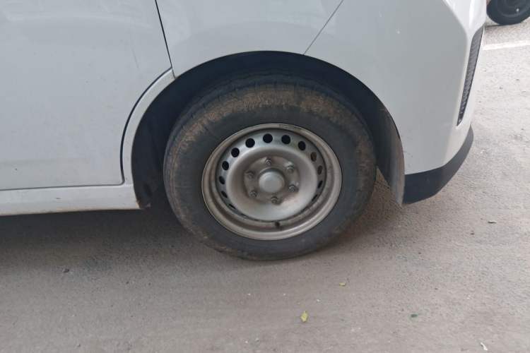 Used Wuling Yangguang 2024 300KM Comfort Version Passenger Van 75kW Right Front Wheel Hub